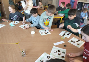 wiąteczna atmosfera w świetlicy szkolnej_dekoracja i degustacja pierników.