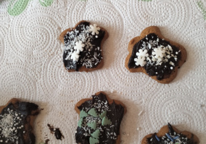 wiąteczna atmosfera w świetlicy szkolnej_dekoracja i degustacja pierników.