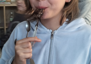 wiąteczna atmosfera w świetlicy szkolnej_dekoracja i degustacja pierników.