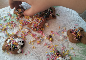 wiąteczna atmosfera w świetlicy szkolnej_dekoracja i degustacja pierników.