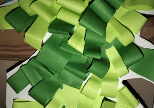 wiąteczna atmosfera w świetlicy szkolnej_twórcza praca świetliczaka_choinka.