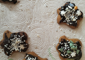 wiąteczna atmosfera w świetlicy szkolnej_dekoracja i degustacja pierników.