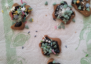 wiąteczna atmosfera w świetlicy szkolnej_dekoracja i degustacja pierników.