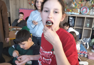 wiąteczna atmosfera w świetlicy szkolnej_dekoracja i degustacja pierników.