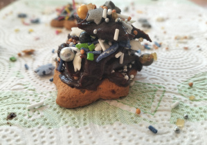 wiąteczna atmosfera w świetlicy szkolnej_dekoracja i degustacja pierników.