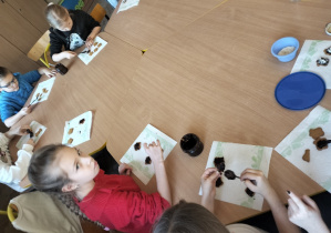 wiąteczna atmosfera w świetlicy szkolnej_dekoracja i degustacja pierników.