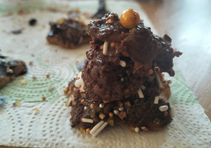 wiąteczna atmosfera w świetlicy szkolnej_dekoracja i degustacja pierników.