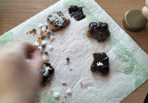 wiąteczna atmosfera w świetlicy szkolnej_dekoracja i degustacja pierników.