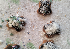 wiąteczna atmosfera w świetlicy szkolnej_dekoracja i degustacja pierników.