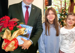 „Mały obywatel – duża sprawa”_spotkanie w klasach 5a i 5b_moment podziękowań dla adwokata Michała Wojtysiaka.