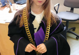 „Mały obywatel – duża sprawa”_spotkanie w klasach 5a i 5b_uczennica klasy 5b w stroju sędziego.