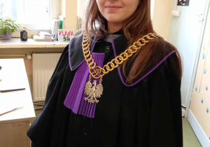 „Mały obywatel – duża sprawa”_spotkanie w klasach 5a i 5b_uczennica klasy 5b w stroju sędziego.