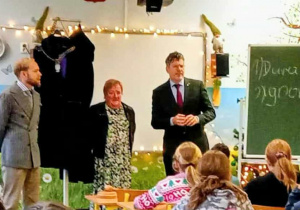 „Mały obywatel – duża sprawa”_spotkanie w klasach 5a i 5b_od lewej: komornik St. Korzeniewski, sędzia D. Drab i adwokat M. Wojtysiak.