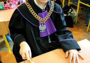 „Mały obywatel – duża sprawa”_spotkanie w klasach 5a i 5b_uczeń klasy 5b w stroju sędziego.