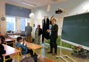 „Mały obywatel – duża sprawa”_spotkanie w klasach 5a i 5b_od lewej: komornik St. Korzeniewski, sędzia D. Drab i adwokat M. Wojtysiak.