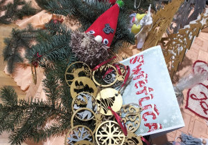 Stoisko przygotowane przez nauczycieli świetlicy szkolnej_ozdoby bożonarodzeniowe.