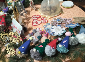 Zaangażowanie świetlicy szkolnej w szkolny Kiermasz Bożonarodzeniowy.