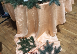 Stoisko przygotowane przez nauczycieli świetlicy szkolnej_ozdoby bożonarodzeniowe.