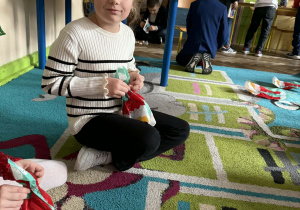 Spotkanie wigilijne w klasie 1a_moment rozpakowania upominków.