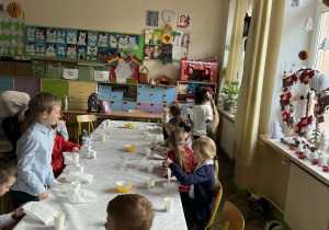 Spotkanie wigilijne w klasie 1a_moment przygotowania do poczęstunku.