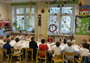 Spotkanie wigilijne w klasie 1a_moment przygotowania do poczęstunku.