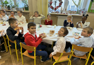 Spotkanie wigilijne w klasie 1a_moment przygotowania do poczęstunku.