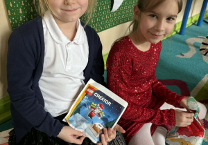 Spotkanie wigilijne w klasie 1a_moment rozpakowania upominków.