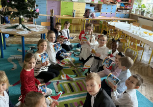 Spotkanie wigilijne w klasie 1a_moment rozpakowania upominków.