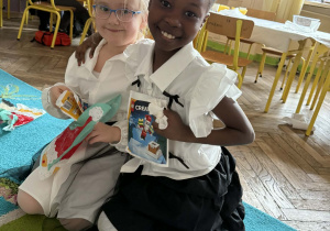 Spotkanie wigilijne w klasie 1a_moment rozpakowania upominków.