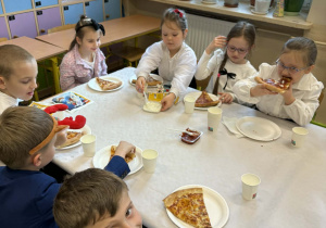 Spotkanie wigilijne w klasie 1a_moment przygotowania do poczęstunku.