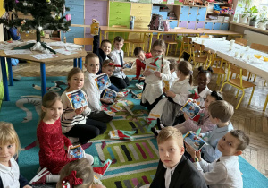 Spotkanie wigilijne w klasie 1a_moment rozpakowania upominków.