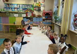 Spotkanie wigilijne w klasie 1a_moment przygotowania do poczęstunku.