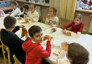 Spotkanie wigilijne w klasie 1a_moment przygotowania do poczęstunku.
