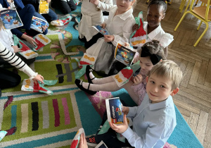 Spotkanie wigilijne w klasie 1a_moment rozpakowania upominków.