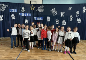 Spotkanie wigilijne w klasie 1a_pamiątkowe zdjęcia tuż po obejrzeniu jasełek.