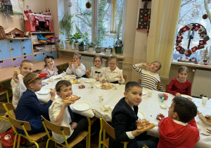 Spotkanie wigilijne w klasie 1a_moment przygotowania do poczęstunku.