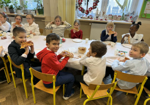 Spotkanie wigilijne w klasie 1a_moment przygotowania do poczęstunku.
