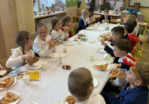 Spotkanie wigilijne w klasie 1a_moment przygotowania do poczęstunku.