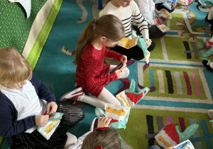 Spotkanie wigilijne w klasie 1a_moment rozpakowania upominków.