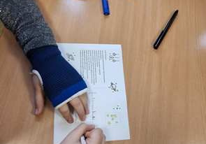 Uczniowie piszą kartki.