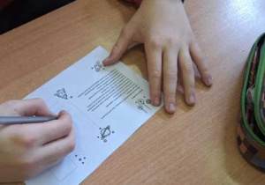 Uczniowie piszą kartki.