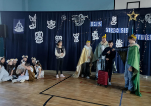 Jasełka Bożonarodzeniowe w wykonaniu wybranych uczniów szkoły.