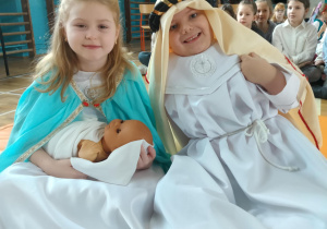 Jasełka Bożonarodzeniowe w wykonaniu wybranych uczniów szkoły_na zdjęciu uczniowie klasy 1b wcielający się w postaci: Maryi i Józefa.