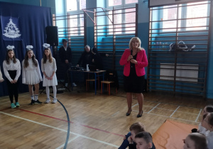 Jasełka Bożonarodzeniowe_wystąpienie dyrektor szkoły, p. Moniki Siedmiogrodzkiej.
