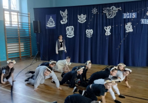 Jasełka Bożonarodzeniowe w wykonaniu wybranych uczniów szkoły_na zdjęciu uczniowie klasy 1b wcielający się w owieczki.