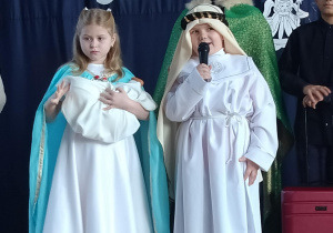 Jasełka Bożonarodzeniowe w wykonaniu wybranych uczniów szkoły_na zdjęciu uczniowie klasy 1b wcielający się w postaci: Maryi i Józefa.