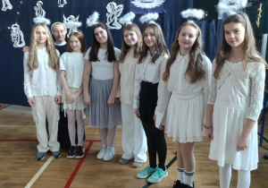 Jasełka Bożonarodzeniowe w wykonaniu wybranych uczniów szkoły_na zdjęciu uczennice klasy 5a jako chór oraz siostra Justyna.