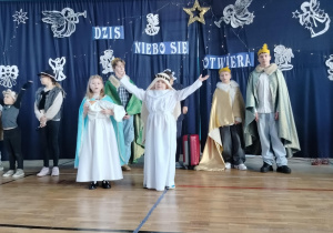 Jasełka Bożonarodzeniowe w wykonaniu wybranych uczniów szkoły.