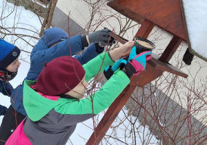 Zimowo w klasie 1a_dokarmianie ptaków.