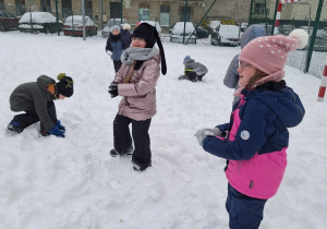 Zimowe szaleństwa na śniegu w klasie 1a.